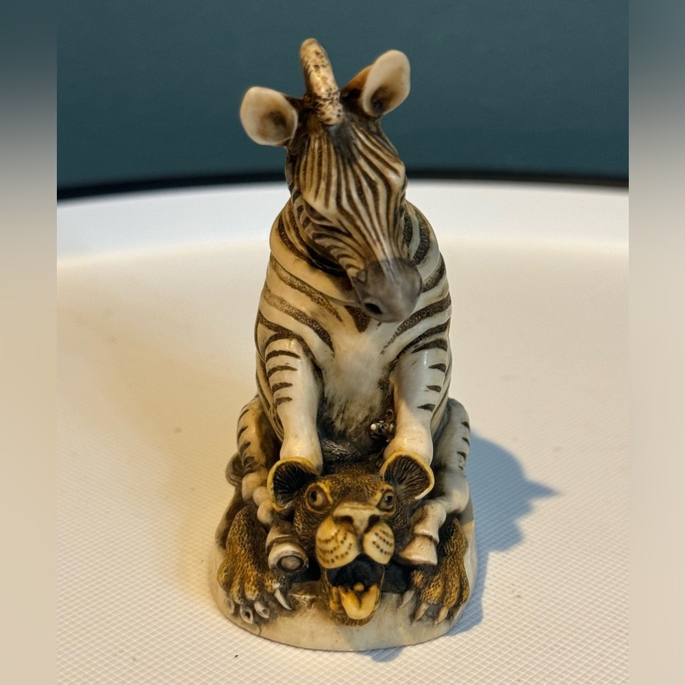 Vintage 1997 Harmony Kingdom Driver's Seat Zebra Treasure figurine/ Trinket Box - Picture 5 of 10